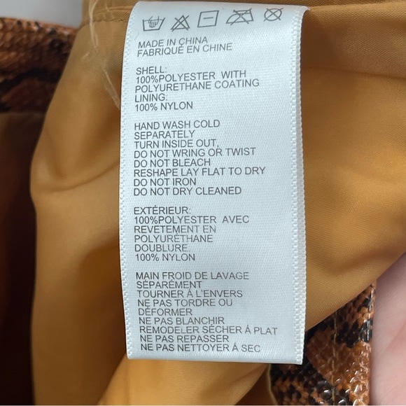 NWT URBAN OUTFITTERS Bobbi Snake Print Notched Mini
Skirt Size Medium - Picture 16 of 16